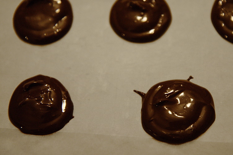 Sous-Chocolats, 2ème étape : puis, recouvrir les pièces d’or avec le reste de chocolat fondu. 